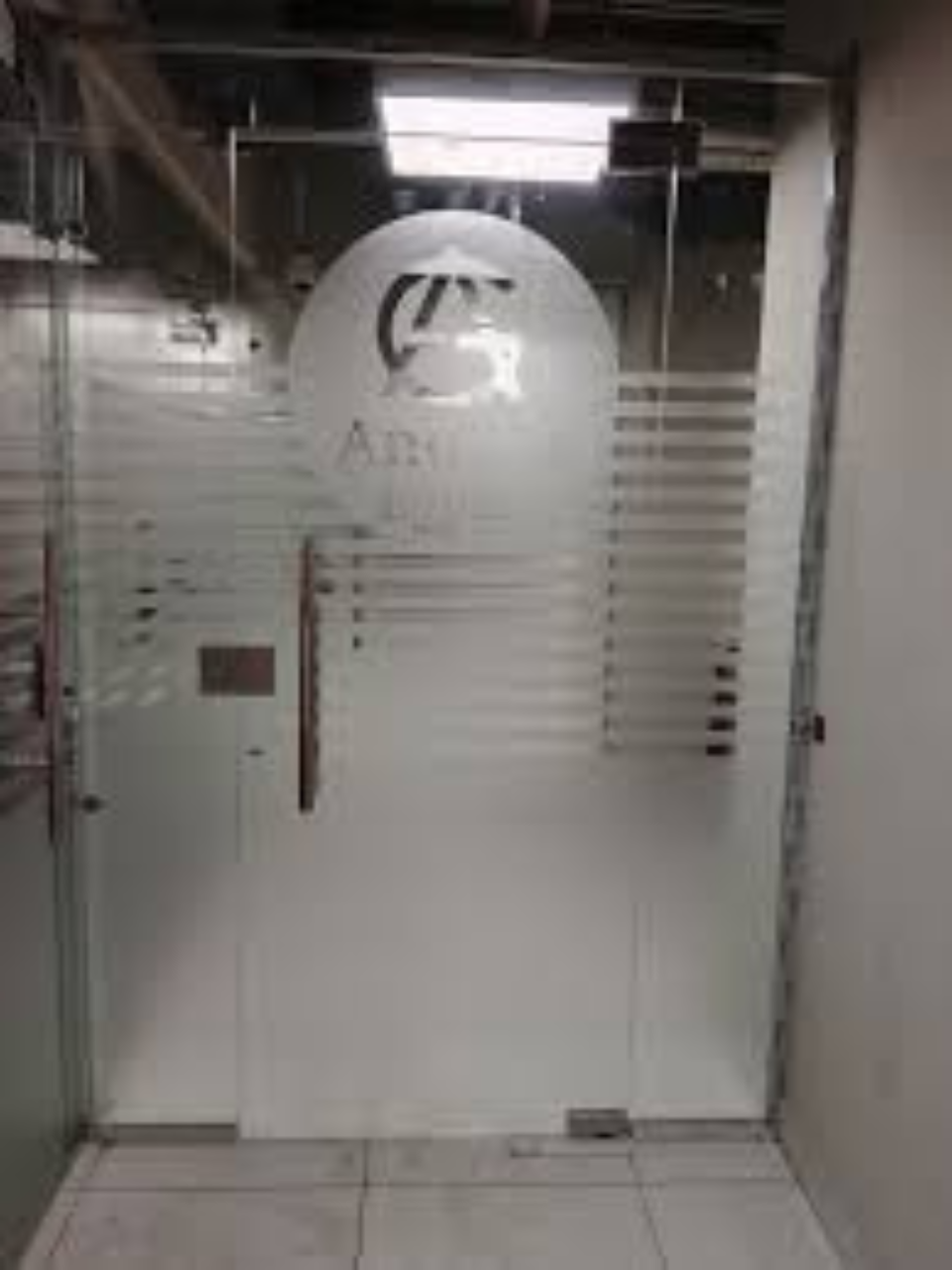 تركيب الاستيكر على الزجاج